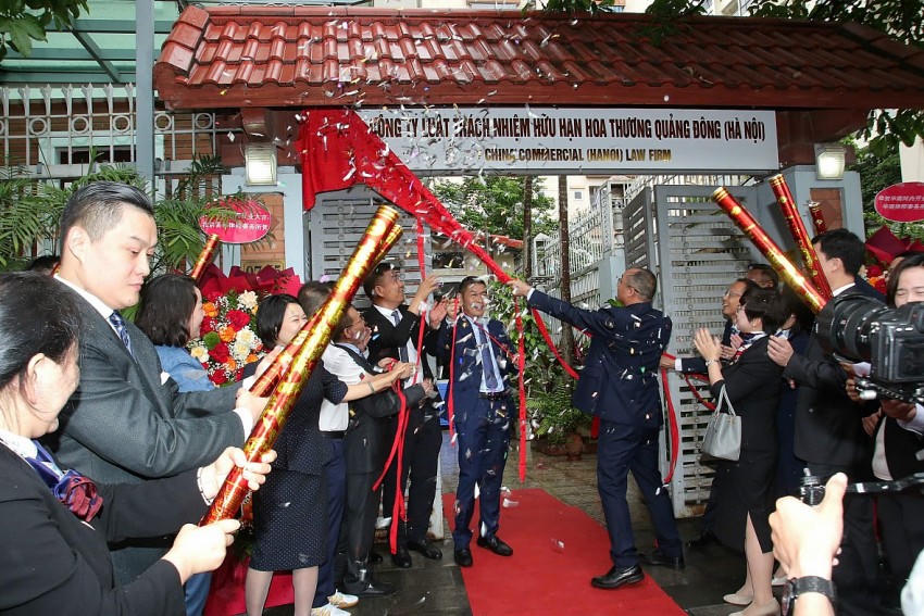 Đại diện lãnh đạo công ty.
															
																
																	
																	
																	
																		
																		
																			
																				
																					
																				
																				
																					
																					
																						
																							
																								
																							
																							
																								Với đội ngũ luật sư, chuyên gia pháp lý am hiểu sâu sắc hệ thống pháp luật Việt Nam, cũng như pháp luật quốc tế và pháp luật nước ngoài, Hoa Thương Quảng Đông (Hà Nội) tự hào là cầu nối hiệu quả giữa doanh nghiệp Việt Nam và các đối tác quốc tế.
																							
																						
																					
																					
																				
																			
																		
																		
																	
																
															
															
														
													
												
												
											
										
									
									
								
							
						
						
					
				
			
			
						
							
								
									
								
								
									
									
										
											
												
											
											
												
												
													
														
															
														
														
															Đại diện lãnh đạo công ty.
															
																
																	
																	
																	
																		
																		
																			
																				
																					
																				
																				
																					
																					
																						
																							
																								
																							
																							
																								Với đội ngũ luật sư, chuyên gia pháp lý am hiểu sâu sắc hệ thống pháp luật Việt Nam, cũng như pháp luật quốc tế và pháp luật nước ngoài, Hoa Thương Quảng Đông (Hà Nội) tự hào là cầu nối hiệu quả giữa doanh nghiệp Việt Nam và các đối tác quốc tế.
																							
																						
																					
																					
																				
																			
																		
																		
																	
																
															
															
														
													
												
												
											
										
									
									
								
							
						
						
									
										
											
												
											
											
												
												
													
														
															
														
														
															Đại diện lãnh đạo công ty.
															
																
																	
																	
																	
																		
																		
																			
																				
																					
																				
																				
																					
																					
																						
																							
																								
																							
																							
																								Với đội ngũ luật sư, chuyên gia pháp lý am hiểu sâu sắc hệ thống pháp luật Việt Nam, cũng như pháp luật quốc tế và pháp luật nước ngoài, Hoa Thương Quảng Đông (Hà Nội) tự hào là cầu nối hiệu quả giữa doanh nghiệp Việt Nam và các đối tác quốc tế.
																							
																						
																					
																					
																				
																			
																		
																		
																	
																
															
															
														
													
												
												
											
										
									
									
												
													
														
															
														
														
															Đại diện lãnh đạo công ty.
															
																
																	
																	
																	
																		
																		
																			
																				
																					
																				
																				
																					
																					
																						
																							
																								
																							
																							
																								Với đội ngũ luật sư, chuyên gia pháp lý am hiểu sâu sắc hệ thống pháp luật Việt Nam, cũng như pháp luật quốc tế và pháp luật nước ngoài, Hoa Thương Quảng Đông (Hà Nội) tự hào là cầu nối hiệu quả giữa doanh nghiệp Việt Nam và các đối tác quốc tế.
																							
																						
																					
																					
																				
																			
																		
																		
																	
																
															
															
														
													
												
												Đại diện lãnh đạo công ty.
															
																
																	
																	
																	
																		
																		
																			
																				
																					
																				
																				
																					
																					
																						
																							
																								
																							
																							
																								Với đội ngũ luật sư, chuyên gia pháp lý am hiểu sâu sắc hệ thống pháp luật Việt Nam, cũng như pháp luật quốc tế và pháp luật nước ngoài, Hoa Thương Quảng Đông (Hà Nội) tự hào là cầu nối hiệu quả giữa doanh nghiệp Việt Nam và các đối tác quốc tế.
																							
																						
																					
																					
																				
																			
																		
																		
																	
																
															
															
																		
																			
																				
																					
																				
																				
																					
																					
																						
																							
																								
																							
																							
																								Với đội ngũ luật sư, chuyên gia pháp lý am hiểu sâu sắc hệ thống pháp luật Việt Nam, cũng như pháp luật quốc tế và pháp luật nước ngoài, Hoa Thương Quảng Đông (Hà Nội) tự hào là cầu nối hiệu quả giữa doanh nghiệp Việt Nam và các đối tác quốc tế.
																							
																						
																					
																					
																				
																			
																		
																		
																					
																						
																							
																								
																							
																							
																								Với đội ngũ luật sư, chuyên gia pháp lý am hiểu sâu sắc hệ thống pháp luật Việt Nam, cũng như pháp luật quốc tế và pháp luật nước ngoài, Hoa Thương Quảng Đông (Hà Nội) tự hào là cầu nối hiệu quả giữa doanh nghiệp Việt Nam và các đối tác quốc tế.
																							
																						
																					
																					Với đội ngũ luật sư, chuyên gia pháp lý am hiểu sâu sắc hệ thống pháp luật Việt Nam, cũng như pháp luật quốc tế và pháp luật nước ngoài, Hoa Thương Quảng Đông (Hà Nội) tự hào là cầu nối hiệu quả giữa doanh nghiệp Việt Nam và các đối tác quốc tế.