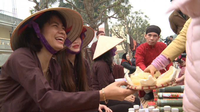 Một không gian chợ xưa được tái hiện lại sinh động với nhiều sản vật...