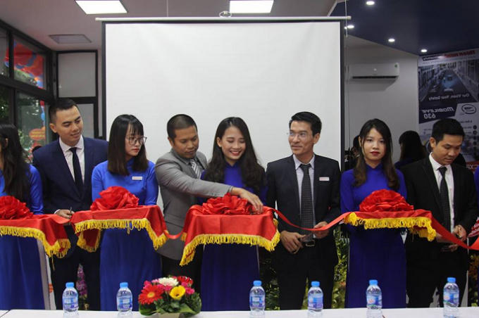 Lãnh đạo đơn vị cắt băng khai trương sản phẩm.