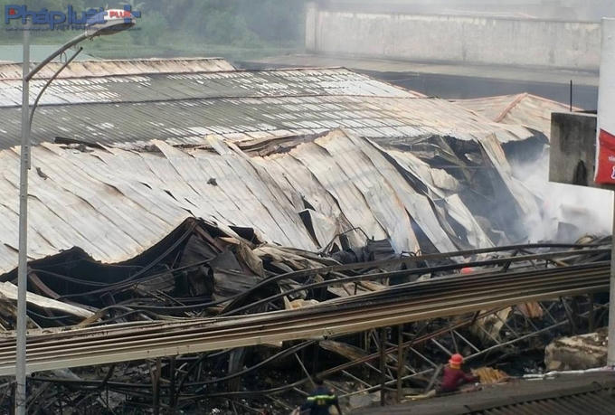 Một phía của chợ còn bị sập.
