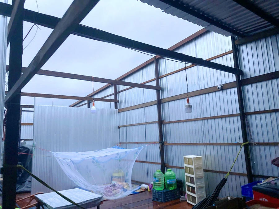 Căn nhà của ông Út bị giông lốc làm tốc mái.