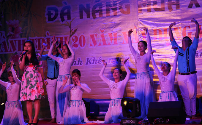 Đ&agrave; Nẵng: Thi ca s&oacute;ng đ&ocirc;i trong đ&ecirc;m Thơ Nguy&ecirc;n ti&ecirc;u 2017