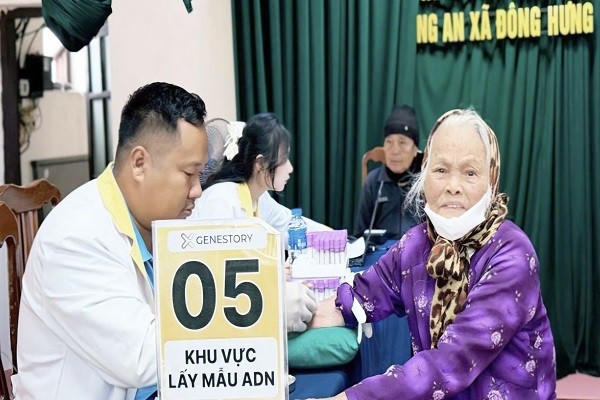 Công an xã Đông Hưng thu nhận mẫu ADN của thân nhân liệt sĩ chưa xác định danh tính.