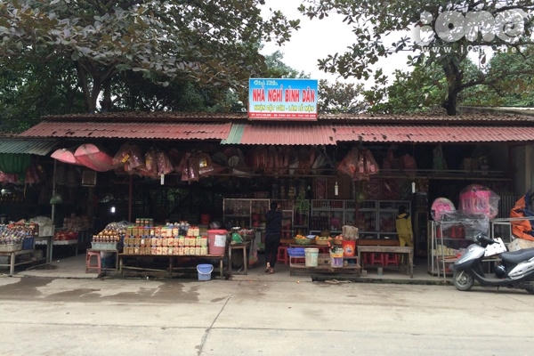 Trước cửa hàng tạp hóa - nơi xảy ra xô xát giữa Linh Miu và bà chủ cửa hàng. Ảnh: internet.