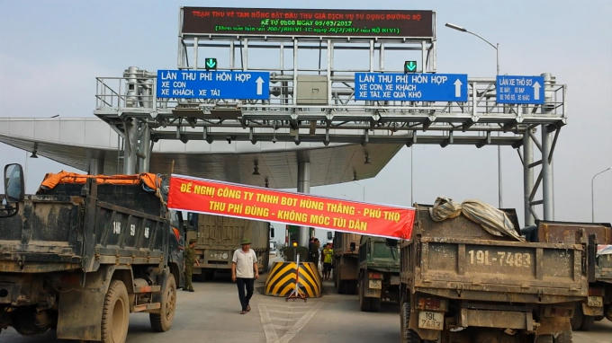Người dân phản đối lập trạm thu phí Tam Nông (Phú Thọ).