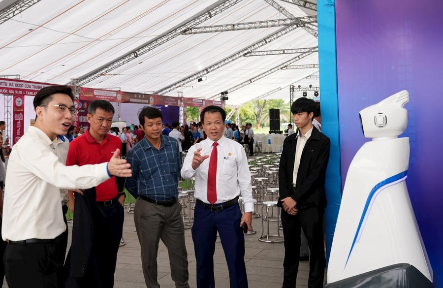Lãnh đạo TP Tam Kỳ thăm gian hàng công nghệ số tại ngày hội. (Ảnh: C.H)