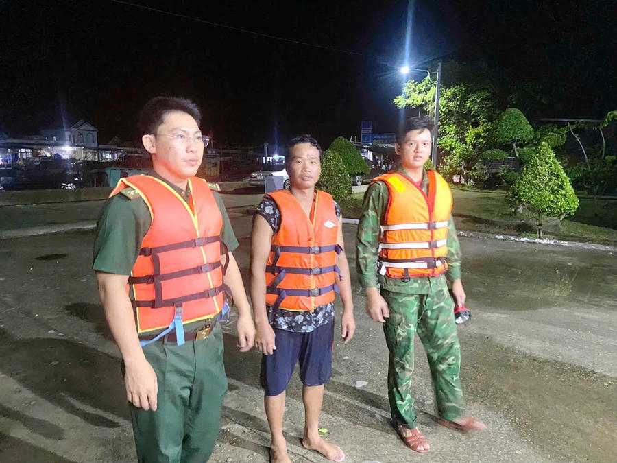 Lực lượng Đồn Biên phòng Khánh Hội cứu vớt và đưa ngư dân vào bờ an toàn.