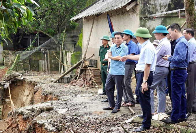 Ông Vũ Việt Văn, Phó chủ tịch UBND tỉnh Vĩnh Phúc kiểm tra vị trí sạt lở bờ sông Lô ngày 21/9 (Ảnh: Đặng Thưởng).