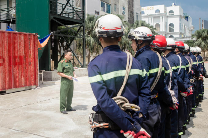 Mục sở thị huấn luyện kỹ năng chịu đựng khắc nghiệt của người l&iacute;nh cứu hỏa