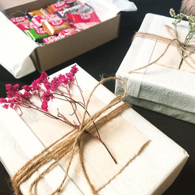 Hộp quà khá tinh tế và giản dị.