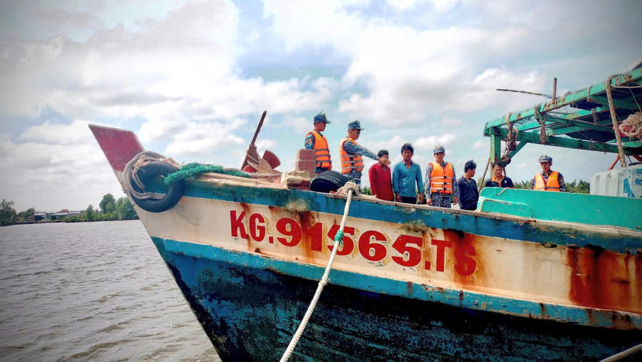 Tàu cá chứa dầu trái phép.