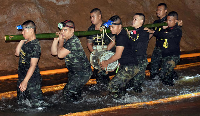 Đội cứu hộ đội bóng Thái Lan làm việc trong hang Tham Luang (Ảnh: Reuters)