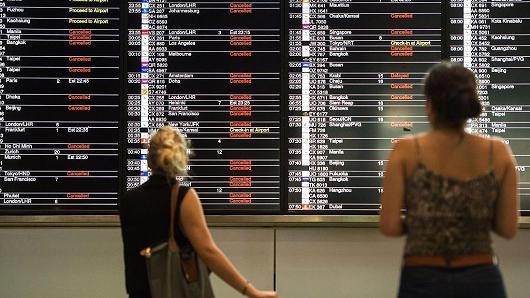 Theo Reuters, đây là cơn bão lớn đầu tiên tấn công Hong Kong trong năm nay với sức gió giật hơn 150 km/giờ. Với sức gió này, nhiều hãng hàng không đã phải hủy chuyến, hoãn chuyến khiến hàng trăm hành khách bị kẹt lại sân bay. (Ảnh: AFP)