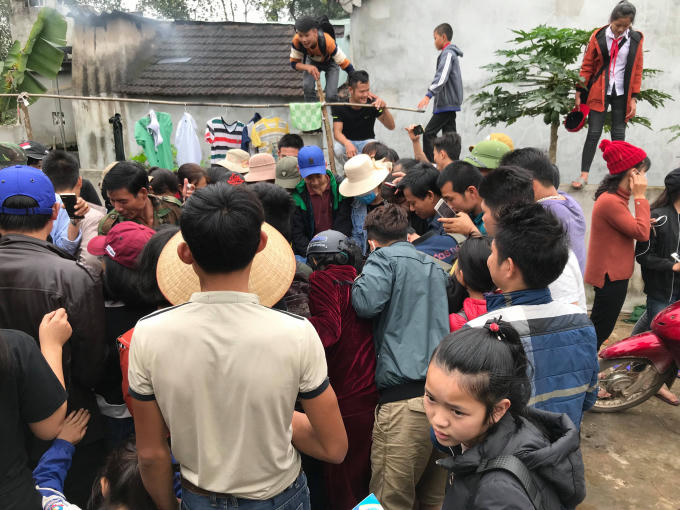 Rất đ&ocirc;ng người d&acirc;n đến xem con c&aacute; lạ khi được đưa l&ecirc;n bờ.