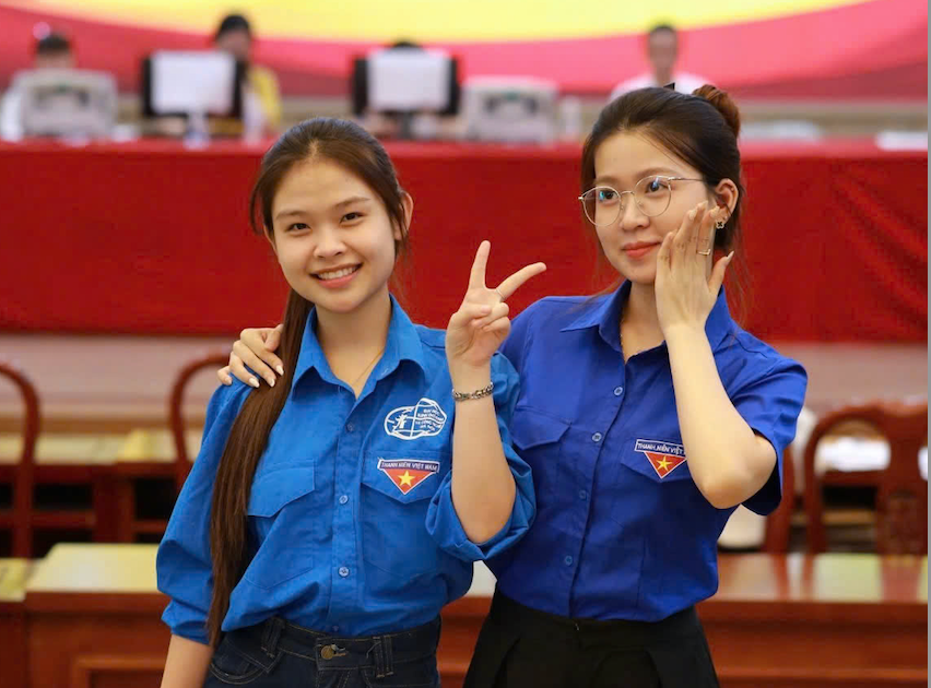 Lê Khánh Huyền (bên trái) khoác trên mình màu áo xanh thanh niên.