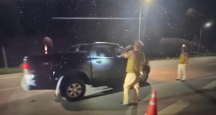 Lực lượng chức năng triển khai nhiều chốt chặn tại các tuyến giao thông truy tìm kẻ gây ra vụ cướp ngân hàng tại TP Uông Bí.