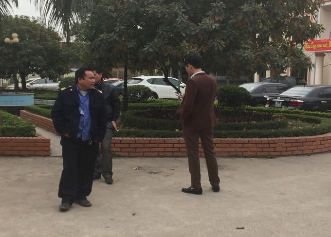 Bảo vệ của BQL các Khu công nghiệp Thái Nguyên kiên quyết không cho đại diện doanh nghiệp vào nơi bán hồ sơ dự thầu. Ảnh: Trung Du.