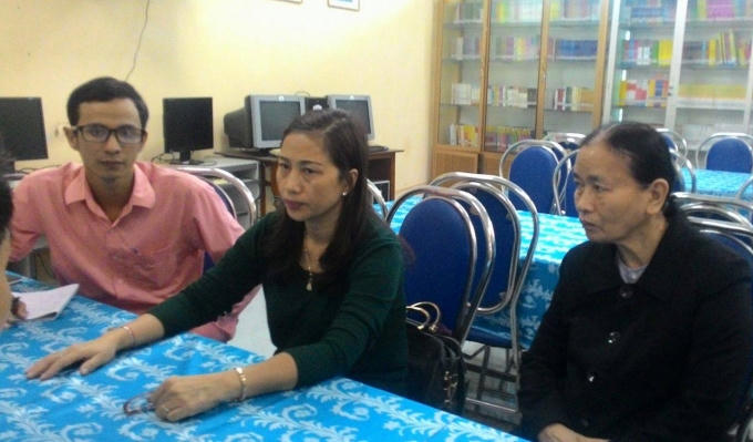 Lãnh đạo trường THCS Trần Phú (ngồi giữa) làm việc với phóng viên Phapluatplus.vn