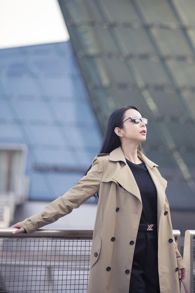 Luôn cập nhật xu hướng thời trang mới nhất, Huỳnh Vy tiếp tục tận dụng áo măng tô kết hợp với áo và quần tây cổ điển phối cùng nhau tạo cho cô vẻ thời thượng sành điệu nhưng cũng không quá phá cách.