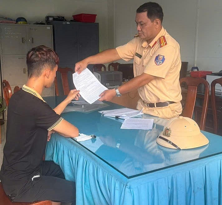 Tịch thu phương tiện của nam thanh niên điều khiển xe máy bằng chân.