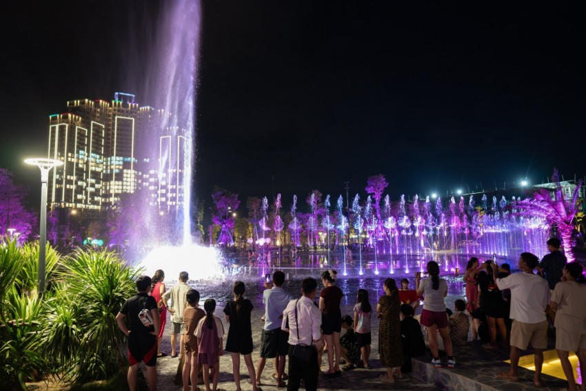 Quảng trường nhạc nước ánh sáng trở thành điểm vui chơi giải trí mới ấn tượng của người Nghệ An