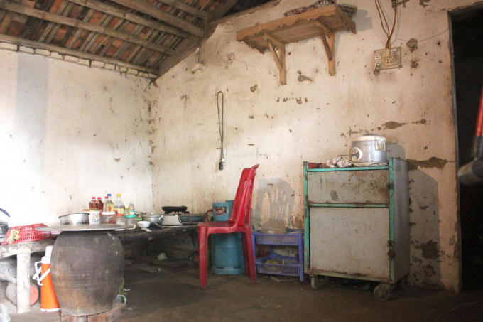 Trong căn nhà lụp xụp không có một thứ gì đáng giá.