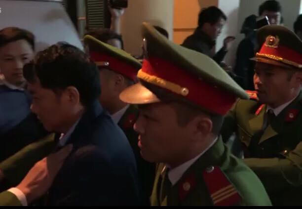 Đúng 18 giờ, phiên tòa xét xử ông Đinh La Thăng kết thúc. Ông Thăng cùng đồng phạm được cảnh sát dẫn thẳng từ phòng xử ra xe đặc chủng để chở về trại giam T16 Bộ Công an.