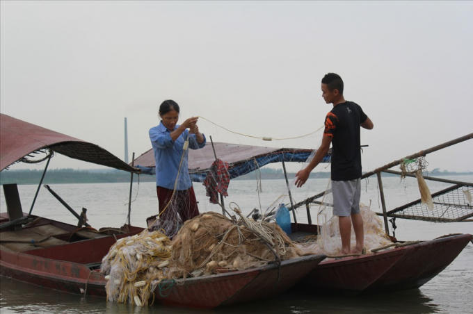 Lưới được người dân tháo gỡ sau khi đánh bắt cá