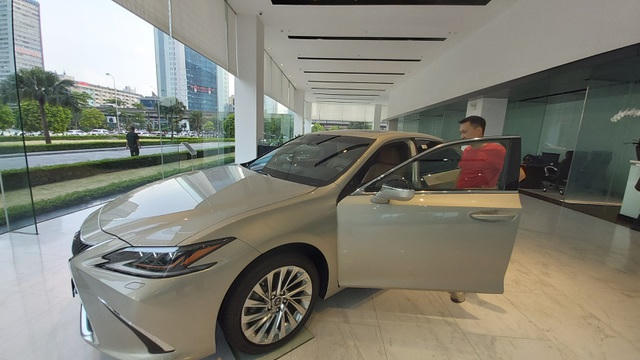 Xe sang hết cửa giảm giá hút khách vì xe nội đang được ưu ái thuế phí rất lớn