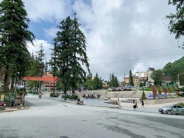 Các điểm du lịch thưa thớt du khách. Các hãng xe taxi xếp hàng dài,