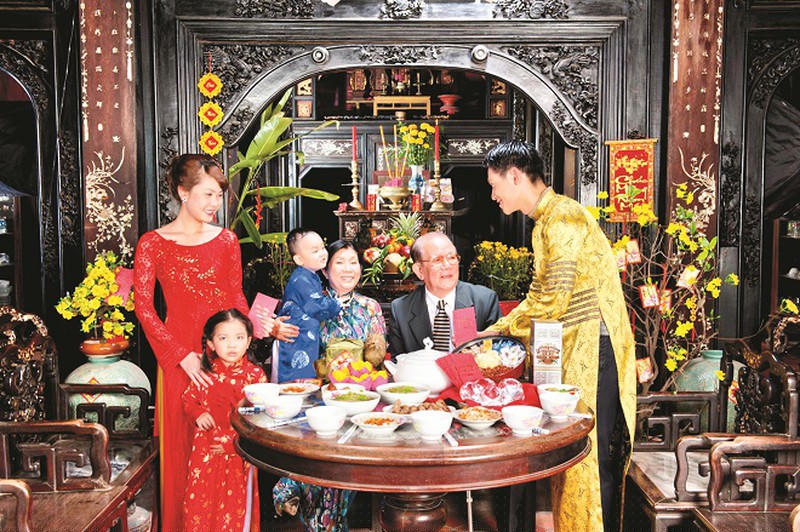 Gia đình sum vầy bên mâm cỗ Tết.