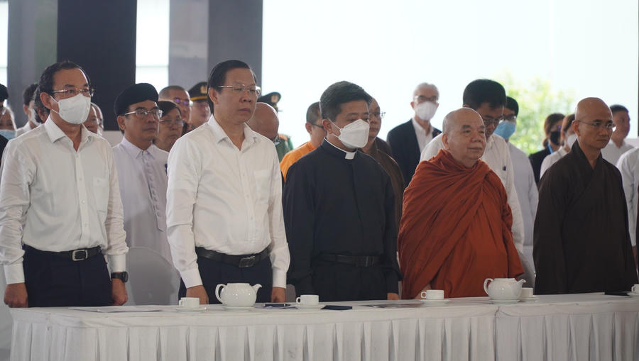 Lãnh đạo TP HCM tham dự buổi lễ tưởng niệm đồng bào mất vì COVID-19.