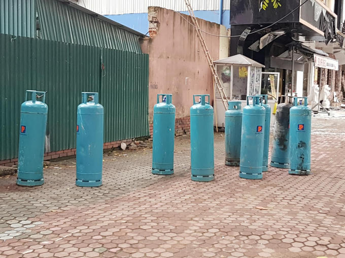 Nhiều bình ga cỡ lớn được đưa ra từ tòa nhà nơi xảy ra vụ nổ.