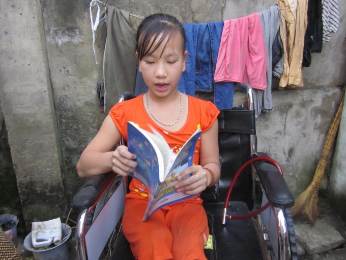 Em Thùy hiện không còn nỗi mặc cảm, tự tin, là học sinh khá của trường. (Ảnh: Nguyệt Nguyệt)