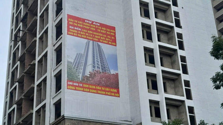 Theo ghi nhận, bên ngoài các khối nhà này đã được treo thông tin là dự án nhà ở xã hội tại Khu đô thị mới Pháp Vân - Tứ Hiệp do Ban Quản lý dự án đầu tư xây dựng công trình dân dụng thành phố Hà Nội làm chủ đầu tư tại các đơn nguyên A2, A3, A4 thuộc ô đất III.13.1 (quỹ đất 20%).