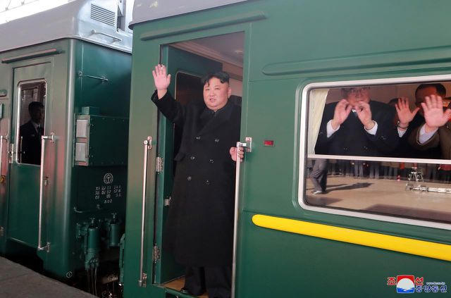 Ông Kim Jong-un lên tàu rời Bình Nhưỡng chiều 23/2. (Ảnh: Reuters)