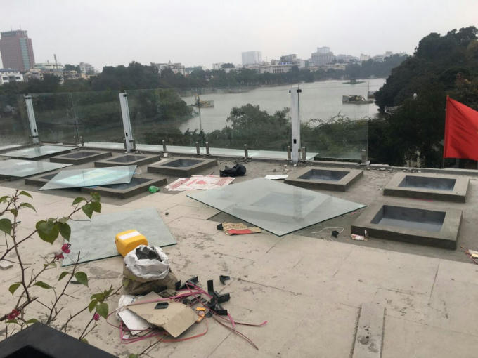 Phía trên sân thượng của tòa nhà hiện đang được sửa sang, cơi nới để kinh doanh quán cà phê?