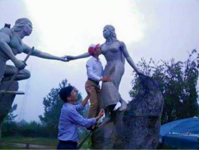 Cán bộ huyện ở Hà Tĩnh 'hôn' ngực tượng nàng Biang.