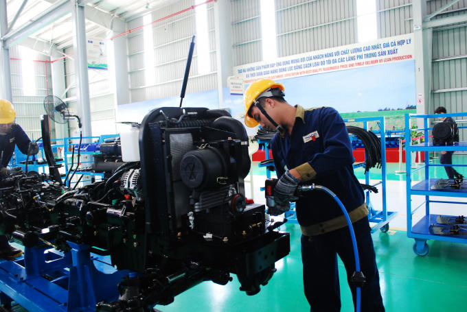 Trong giai đoạn đầu, nhà máy   có   công suất thiết kế   2  .  000   máy kéo/  năm  ,   3.000 bộ thiết bị canh   tác và   1.000 máy gặt đập liên hợp  .