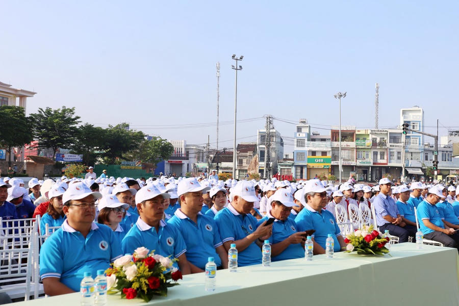 Các đại biểu tham dự buổi lễ.
