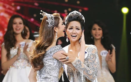 Khoảnh khắc đăng quang của H'hen Niê. Ảnh: Miss Universe Vietnam.