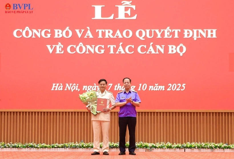 Đồng chí Trần Hải Quân, Phó Viện trưởng VKSND tối cao trao quyết định và tặng hoa chúc mừng đồng chí Nguyễn Hữu Thức. Ảnh: Bảo vệ Pháp luật