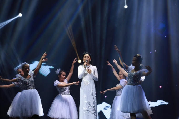 Lệ Quyên và các em nhỏ (CLB Ngọc Trai Việt) trong tiết mục "Mẹ yêu"