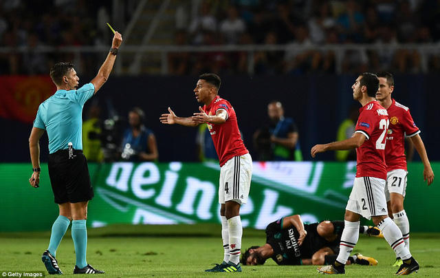 Lingard nhận thẻ vàng sau tình huống phạm lỗi với cầu thủ Real Madrid