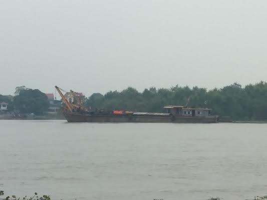 Tàu cứu hộ đang trục vớt chiếc sà lan bị chìm