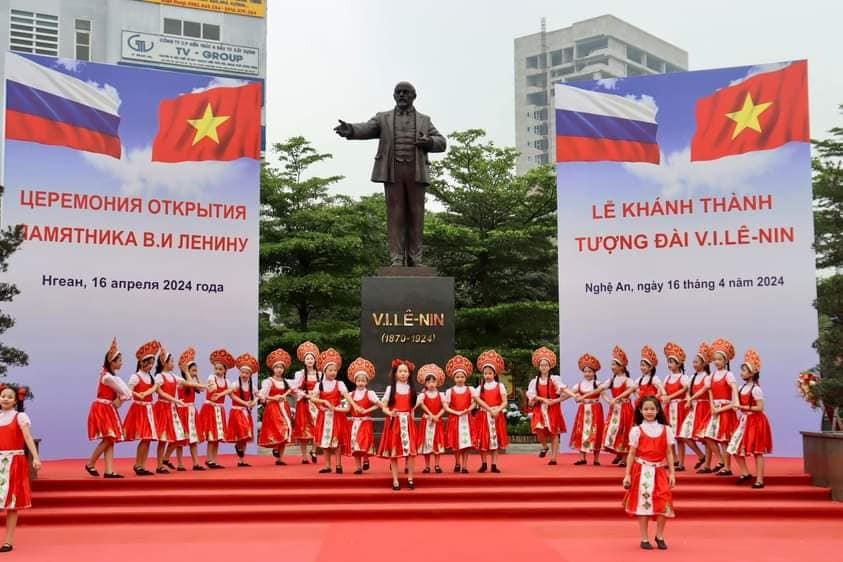 Văn nghệ chào mừng tình hữu nghị bền chặt giữa 2 địa phương.