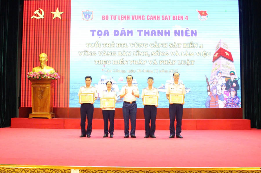 Đại tá Nguyễn Văn Tranh, Phó TL Pháp luật trao thưởng cho các cá nhân đạt giải trong Cuộc thi trực tuyến “Tìm hiểu kiến thức pháp luật
