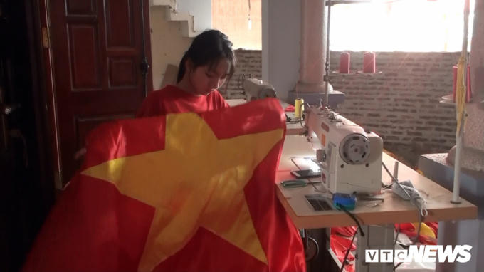 Trắng đêm sản xuất cờ đỏ, băng rôn cổ vũ U23 Việt Nam