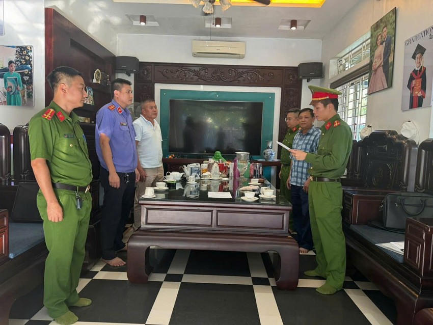 Cơ quan Cảnh sát điều tra thi hành quyết định khởi tố đối với Lương Ngọc Hải - Giám đốc Công ty TNHH Quốc Kỳ. Ảnh: Công an Bắc Giang.