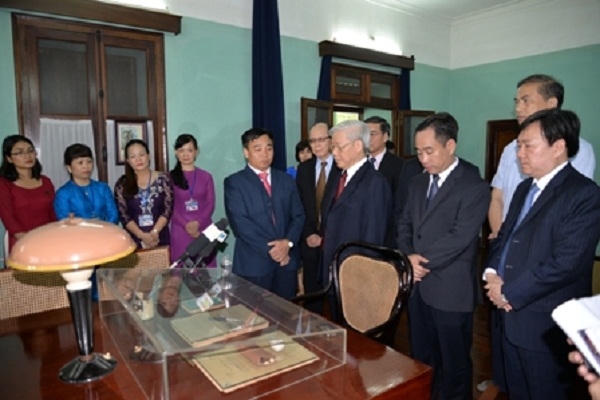Tổng Bí thư Nguyễn Phú Trọng thăm nơi ở và làm việc của Bác Hồ, nói chuyện với cán bộ, nhân viên tại đây và đưa ra thông điệp: Học Bác trước hết là học tư tưởng của Người - độc lập dân tộc và chủ nghĩa xã hội, kiên định con đường dân giàu, nước mạnh, dân chủ, công bằng, văn minh.
